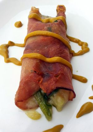 A picture of Spinach And Mushroom With Cheese Ham Roll.