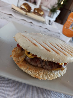 Una foto de Hamburguesa de ternera con cebolla caramelizada y queso brie