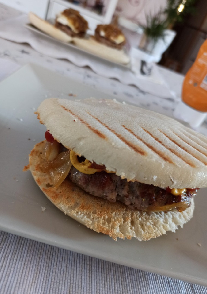 Una foto de Hamburguesa de ternera con cebolla caramelizada y queso brie