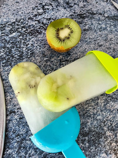 Una foto de Polos de kiwi y limonada