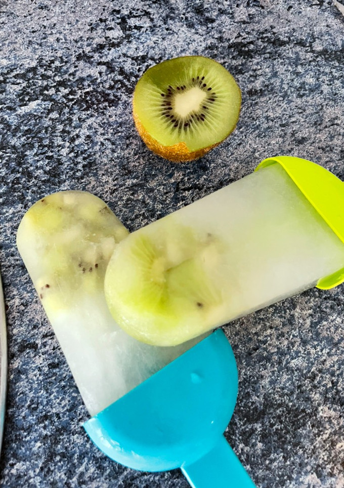 Una foto de Polos de kiwi y limonada