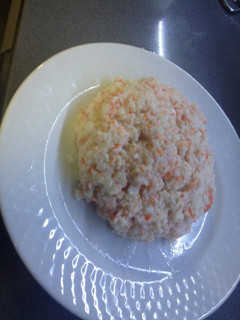 Una foto de Surimi con huevo cocido y yogur