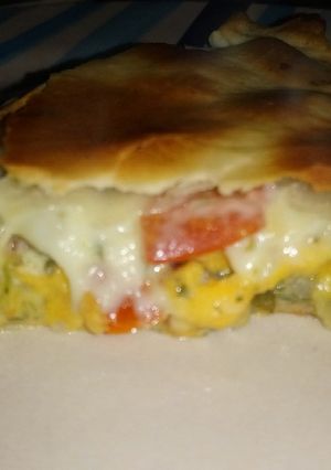 Una foto de Tarta de Jamón y queso cremoso y cheddar con tomate, verdeo, pim