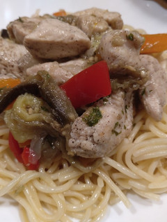 Una foto de Espaguetis con Salteado de Pavo con Verduras