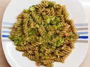Una foto di pasta con acciughe in olio