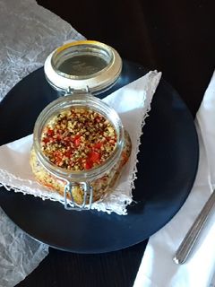Foto di Quinoa tricolore coi peperoni e acciughe in vasocottura