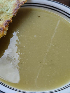 Una foto de Crema de cebolla🥘🍞🫓 puerro y calabaza blanca🧄🧅🥬