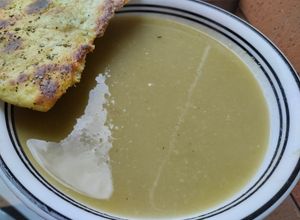 Una foto de Crema de cebolla🥘🍞🫓 puerro y calabaza blanca🧄🧅🥬