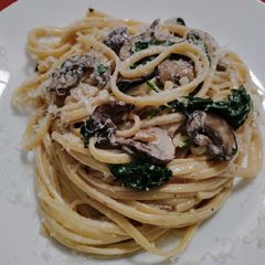 A picture of Spinach and mushroom pasta.
