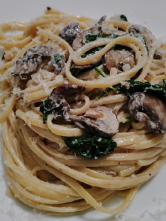 A picture of Spinach and mushroom pasta.