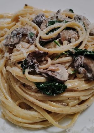 A picture of Spinach and mushroom pasta.