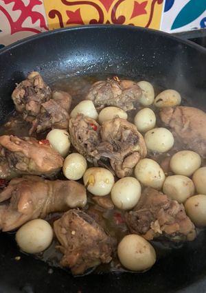 Hình của món Gà kho trứng cút.