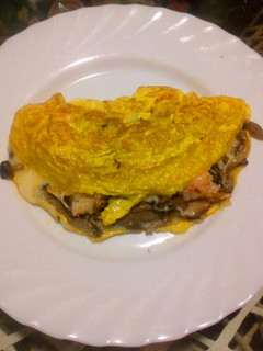 Una foto de Tortilla de setas, gambas y mozzarella