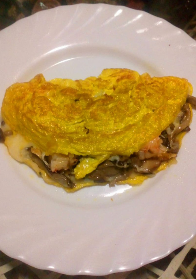 Una foto de Tortilla de setas, gambas y mozzarella