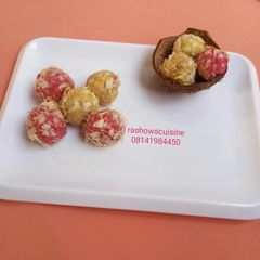 A picture of Coconut laddoo.