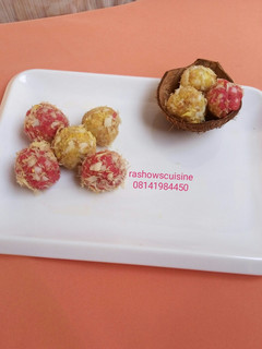 A picture of Coconut laddoo.
