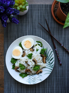 Una foto de Cena ligera de pasta de arroz con kale y portobello