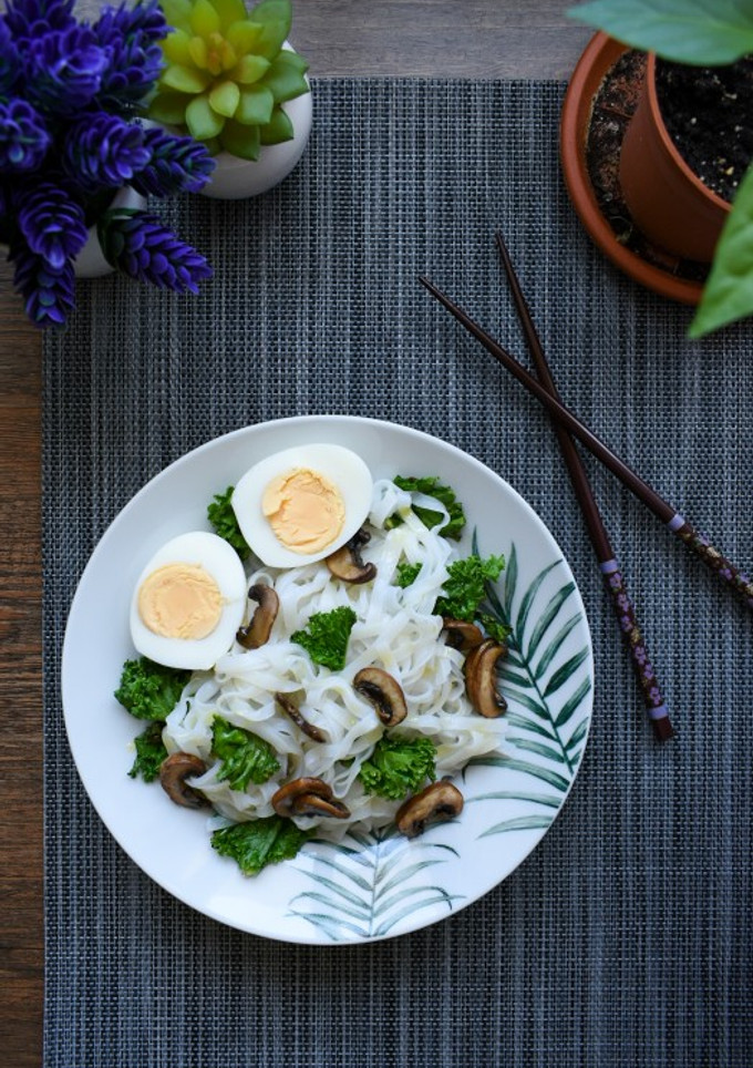 Una foto de Cena ligera de pasta de arroz con kale y portobello