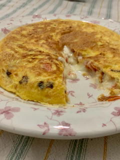 Una foto de Tortilla rápida con tomate, jamón y queso de tetilla