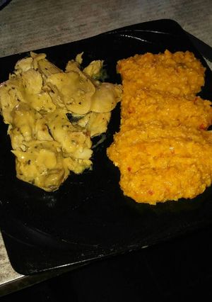 Una foto de Pollo al vino blanco y mostaza con humita dulce
