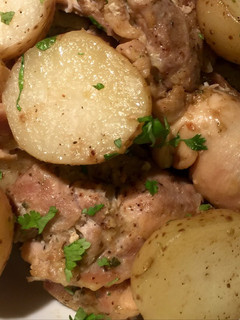 Una foto de Caderas (Contramuslos) de pollo con papas