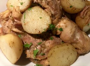 Una foto de Caderas (Contramuslos) de pollo con papas