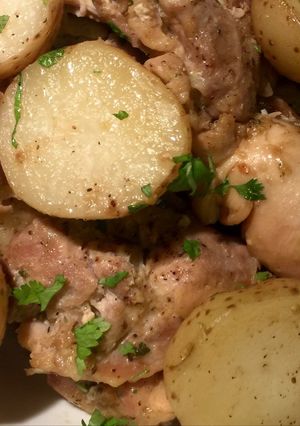 Una foto de Caderas (Contramuslos) de pollo con papas