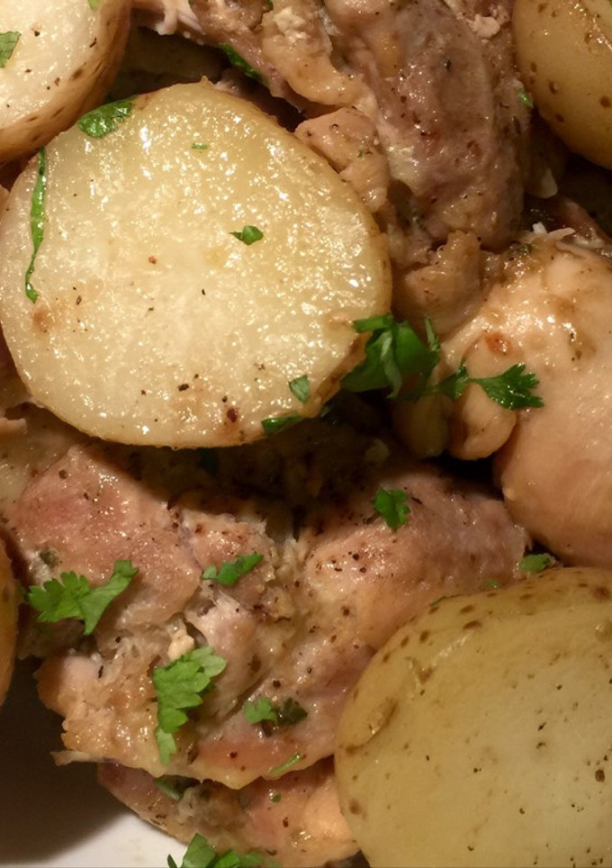 Una foto de Caderas (Contramuslos) de pollo con papas