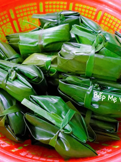 Hình của món Bánh bột lọc gói lá chuối nhân tôm thịt.