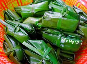 Hình của món Bánh bột lọc gói lá chuối nhân tôm thịt.