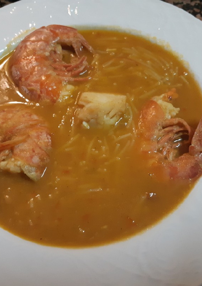 Una foto de Sopa de pescado con gambas