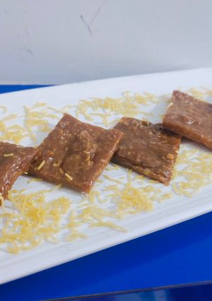 બેસન સેવ ચીકી(Besan sev Chikki recipe in Gujarati) રેસીપી મુખ્ય ફોટો