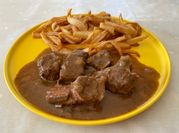 Une photo de viande à la bière blonde