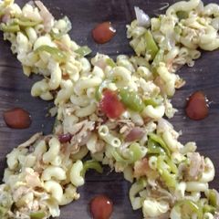 A picture of Chicken macaroni with capsicum.