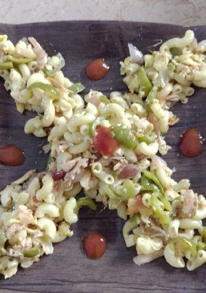 A picture of Chicken macaroni with capsicum.