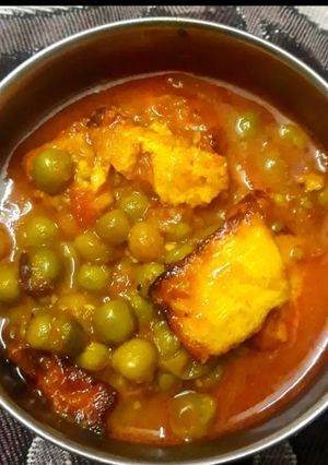 A picture of Matar Paneer.