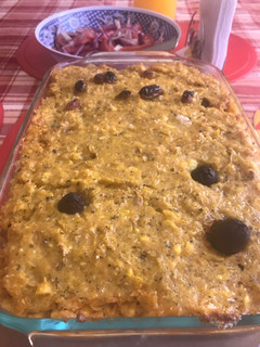 Una foto de Pastel de choclo con ensalada Chilena