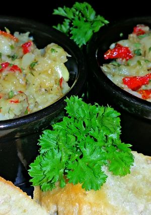 A picture of Mike's 40 Clove Roasted Garlic Spread.