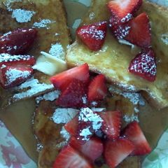 A picture of Mama's Cafe French Toast.