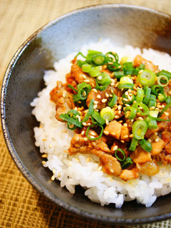 A picture of Garlic Pork Rice Bowl.
