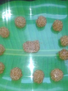 சுவையான வெல்லம் சேர்த்த வெள்ளை எள் உருண்டை (Vellai ell urundai recipe in tamil) செய்முறை முக்கிய புகைப்படம்
