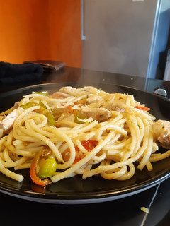 Una foto de Salteado de pollo con verduras y tallarines