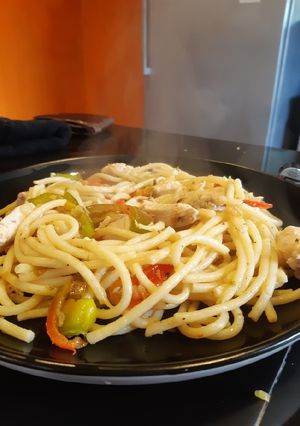 Una foto de Salteado de pollo con verduras y tallarines
