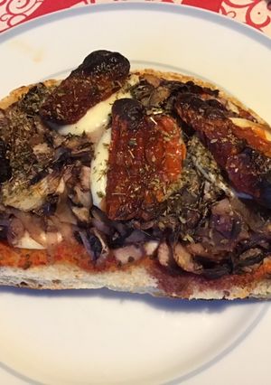 Une photo de Trevisana aux tomates séchées mozzarella ail et oignon façon bruschetta