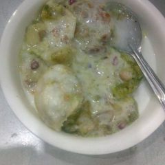 A picture of Dahi bhalle.