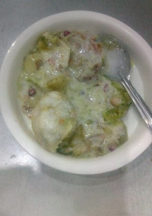 A picture of Dahi bhalle.