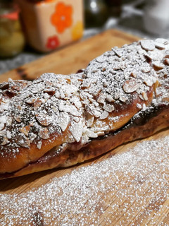 Una foto de Brioche con frutos del bosque, almendras y canela
