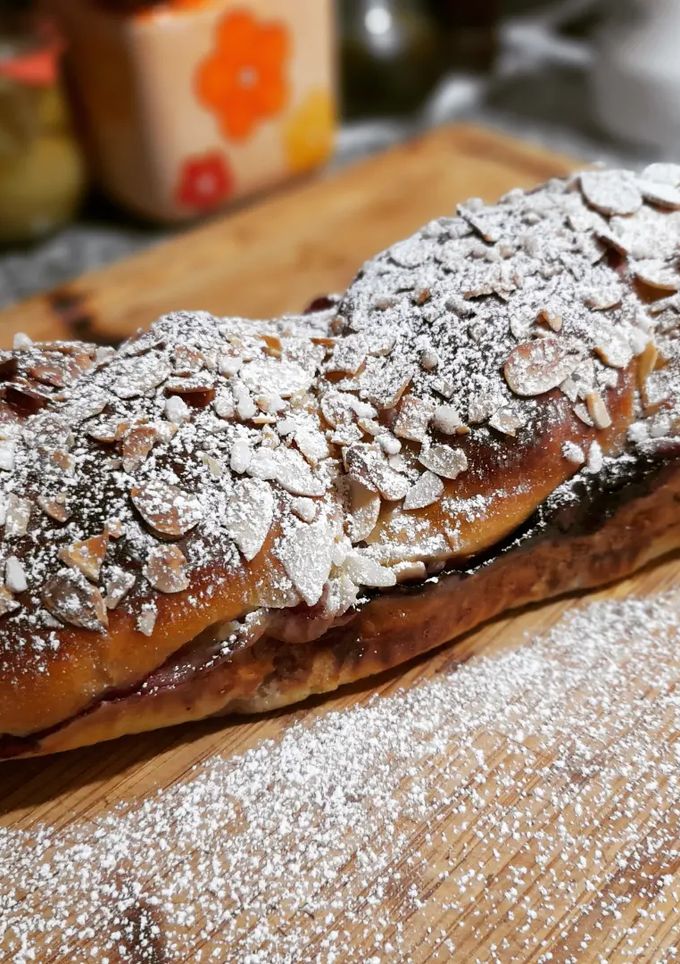 Una foto de Brioche con frutos del bosque, almendras y canela