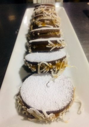 Una foto de Alfajor de maicena y chocolate 🤤👌🏻