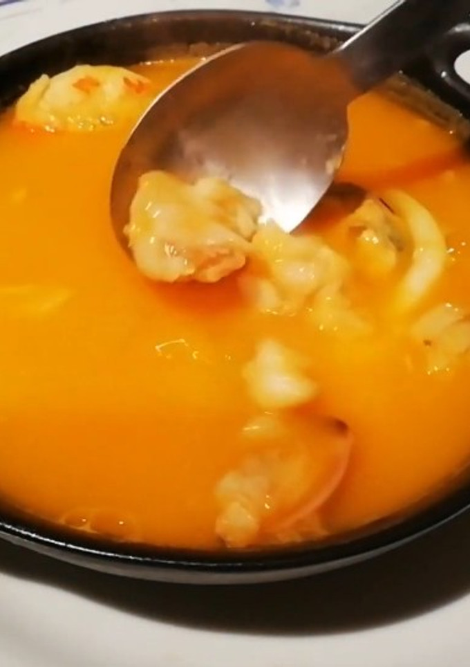 Una foto de Sopa de marisco con rape y langostinos